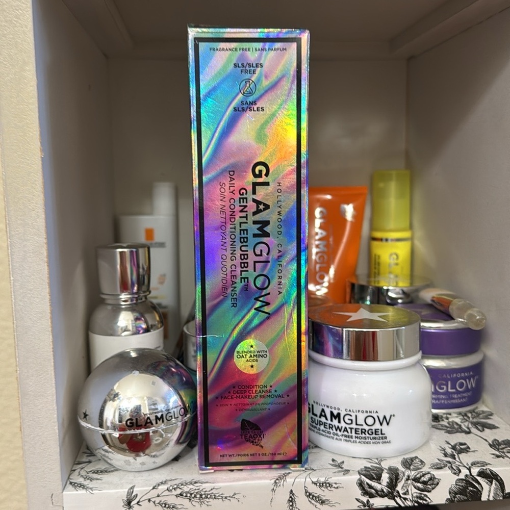 GLAMGLOW GentleBubble Cleanser with Holographic Design